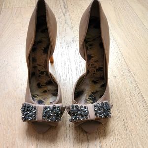 SAM EDELMAN cream heals with spiked bow,